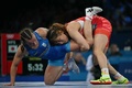 パリ五輪、レスリング女子50キロ級3位決定戦。ウクライナのオクサナ・リバチ（左）と対戦する須崎優衣（2024年8月7日撮影）。(c)Punit PARANJPE / AFP