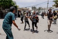 イスラエル軍の爆撃後、パレスチナ自治区ガザ地区中部デイルアルバラのアクサ殉教者病院に負傷した少女を運び込む男性（2024年6月8日撮影）。(c) Bashar TALEB / AFP