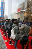 東京・原宿にオープンした「H＆M」日本第2号店前に並ぶ買い物客（2008年11月8日撮影）。(c)MODE PRESS