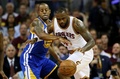 14-15NBAファイナル、クリーブランド・キャバリアーズ対ゴールデンステイト・ウォリアーズ。ゴールデンステイト・ウォリアーズのアンドレ・イグダーラとマッチアップするクリーブランド・キャバリアーズのレブロン・ジェームズ（2015年6月16日撮影）。(c)AFP/Getty Images/Ezra Shaw