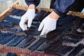 千葉県南房総市にある外房捕鯨で、鯨肉を干す従業員（2019年1月17日撮影）。(c) Kazuhiro NOGI / AFP