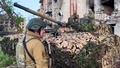 ウクライナ・バフムートで、ロシア民間軍事会社ワグネルの戦闘員と会話する創設者のエフゲニー・プリゴジン氏（左）。同氏の別会社コンコルドがテレグラムに投稿した動画より（2023年5月25日公開）。(c)AFP PHOTO / Telegram channel of Concord group