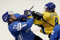 写真は、フィンランドの%%Pekka Saravo%%と乱闘となるロシアの%%Patric Hornqvist%%（右）。(c)AFP/JANEK SKARZYNSKI