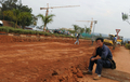 ルワンダ・キガリ（Kigali）で、建設中の道路と監督する中国人エンジニア（2010年8月11日撮影）。(c)AFP/SIMON MAINA