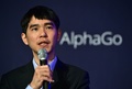 韓国ソウルのホテルで、グーグル傘下の人工知能開発企業グーグル・ディープマインドが開発した「アルファ碁」と対戦した後、記者会見する囲碁棋士の李世ドル氏（2016年3月12日撮影）。(c)AFP/JUNG Yeon-Je