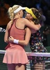 女子テニス、WTAツアー選手権（BNP Paribas WTA Championships - Singapore 2014）4日目。試合後、アニエスカ・ラドワンスカ（Agnieszka Radwanska、右）と抱き合うカロリーネ・ボズニアツキ（Caroline Wozniacki、2014年10月23日撮影）。(c)AFP/ROSLAN RAHMAN