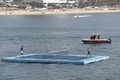 メキシコ・ゲレロ（Guerrero）州のアカプルコ（Acapulco）で、サンタルシア湾（Santa Lucia Bay）に浮かべたコートでエキシビションマッチに臨むカナダの女子選手、ユージェニー・ブシャール（右、Eugenie Bouchard）と、ブルガリアの男子選手、グリゴール・ディミトロフ（Grigor Dimitrov、2014年2月24日撮影）。(c)AFP/Pedro PARDO