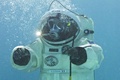 欧州宇宙機関（European Space Agency、ESA）は無重力状態と似たような感覚が得られるとして、宇宙服を着た状態での潜水訓練を行っている。

この訓練はESAと潜水専門会社、仏コメックス（Comex）、さらにアポロ11号（Apollo XI）の打ち上げに使われたエンジンを深海から回収したプロジェクト・チームなどの協力により実施されている。

写真は仏南部マルセイユ（Marseille）にあるプールで宇宙服を着て訓練を行うエルベ・ステブナン（Herve Stevenin）さん（2013年9月2日撮影）。(c)AFP/BORIS HORVAT
