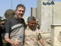 イラク政府系のテレビ「アルイラキーヤ（Al-Iraqiya）」が放映した、南部バスラ（Basra）で治安部隊の救出作戦により、約2か月ぶりに解放された、英国人ジャーナリストのリチャード・バトラー（Richard Butler）さんの映像（左、2008年4月14日撮影）。(c)AFP