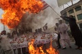 パキスタン中部パンジャブ州ムルタンで、米軍の無人機攻撃に抗議し米国旗を燃やすデモの参加者たち（2016年5月24日撮影）。(c)AFP/SS MIRZA