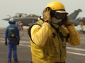 ペルシャ湾で、仏軍空母シャルル・ド・ゴールの甲板で作業する乗組員（2015年2月22日撮影）。(c)AFP/PATRICK BAZ