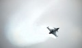 英南部のハンプシャー（Hampshire）で9日、ファンボロー国際航空ショー（Farnborough International Airshow）が開幕した。債務に苦しむ各国政府が軍事費を削減している中、今回のショーで発表される軍用機の大型契約は少ないとみられる。

写真は、デモ飛行するサーブ（Saab）のグリペン（Gripen）戦闘機（2012年7月9日撮影）。(c)AFP/ADRIAN DENNIS