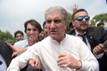 パキスタンの首都イスラマバードで、ナワズ・シャリフ首相の議員資格を剥奪するとの最高裁の判断を受け、裁判所を後にする野党の指導者（2017年7月28日撮影）。(c)AFP/AAMIR QURESHI