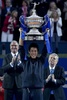 男子テニス、バルセロナ・オープン、シングルス決勝。トロフィーを掲げる錦織圭（2015年4月26日撮影）。(c)AFP/JOSEP LAGO