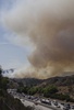 米カリフォルニア（California）州ロサンゼルス（Los Angeles）市郊外カラバサス（Calabasas）で18日、高速道路101号線付近で山火事が発生し、ロサンゼルス郡消防当局によるとこれまでに16～20ヘクタールが焼けた。火事の原因は北行きの車線で起きた自動車火災だとされ、消防当局が地上と空から消火活動にあたっている。

写真は、山火事のため渋滞する101号線の北行き車線（2013年8月18日撮影）。(c)AFP/JOE KLAMAR