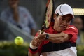 テニス、マドリード・オープン、男子シングルス準々決勝。リターンを打つ錦織圭（2015年5月8日撮影）。(c)AFP/JAVIER SORIANO