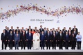 大阪で開催中の20か国・地域（G20）首脳会議の歓迎行事で、記念撮影に臨む参加国・国際機関の代表者（2019年6月28日撮影）。(c) Brendan Smialowski / AFP
