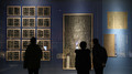 遼寧省博物館で、展示品を見つめる来館者（2020年12月4日撮影）。(c)Xinhua News