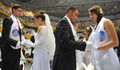 韓国・ソウル（Seoul）東の加平（Gapyeong）にある統一教会（Unification Church）本部で17日、約3500組のカップルが合同結婚式をあげた。同じ衣装に身を包んださまざまな国籍のカップルは、数日前に初めて顔を合わせたばかり。合同結婚式が行われるのは、統一教会創始者の文鮮明（Moon Sun-Myung）氏が昨年7月に亡くなってから初となる（2013年2月17日撮影）。(c)AFP/KIM JAE-HWAN