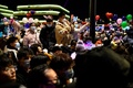 中国・湖北省武漢で大みそかの夜、マスクを着けてカウントダウンイベントに参加する人々（2020年12月31日撮影）。(c)NOEL CELIS / AFP