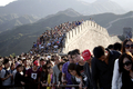 北京（Beijing）郊外の「万里の長城（Great Wall）」上にぎっしり並んだ観光客ら（2012年10月3日撮影）。(c)AFP