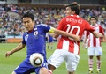 2010年サッカーW杯南アフリカ大会（2010 World Cup）決勝トーナメント1回戦、パラグアイ対日本。パラグアイのエドガル・ベニテス（Edgar Benitez）とボールを競る長谷部誠（Makoto Hasebe、2010年6月29日撮影）。(c)AFP/STEPHANE DE SAKUTIN