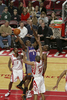 写真は、ロケッツのシェーン・バティエ（%%Shane Battier%%）の上から得点を狙うスタウドマイアー。(c)AFP/Getty Images Bill Baptist
