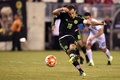 北中米カリブ海サッカー連盟ゴールドカップ準々決勝、メキシコ対コスタリカ。PKを決めるメキシコのアンドレス・グアルダード（2015年7月19日撮影）。(c)AFP/JEWEL SAMAD