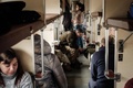 避難列車に乗る家族。ウクライナのポクロウシクで（2023年2月25日撮影）。(c)YASUYOSHI CHIBA / AFP
