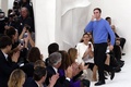 フランス・パリ市内で発表された「クリスチャン ディオール（Christian Dior）」14年春夏オートクチュールコレクションのフィナーレに登場したデザイナーのラフ・シモンズ（Raf Simons、2014年1月20日撮影）。(c)AFP/FRANCOIS GUILLOT