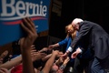 米大統領選に向けた民主党候補指名争いで、テキサス州エルパソで開かれた集会で支持者と握手するバーニー・サンダース上院議員（右、2020年2月22日撮影）。(c)Paul Ratje / AFP