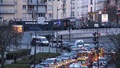 パリ東部ポルトドバンセンヌ（Porte de Vincennes）のユダヤ教系食料雑貨店に突入する警察の特殊部隊。AFP TVの動画より（2015年1月9日撮影）。(c)AFP/AFPTV / GABRIELLE CHATELAIN