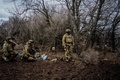 ウクライナ・バフムートの前線付近でロシア軍に榴弾（りゅうだん）砲を発射する準備を行うウクライナ兵（2023年3月2日撮影）。(c)Dimitar DILKOFF / AFP