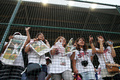第67回リトルリーグ世界選手権大会（2013 Little League World Series）は25日、米ペンシルベニア（Pennsylvania）州ウィリアムズポート（Willamsport）で決勝が行われ、日本代表の武蔵府中（Musashi Fuchu）が6-4で米国代表のカリフォルニア（California）州チュラビスタ（Chula Vista）に勝利し、世界一に輝いた。

武蔵府中の優勝を喜ぶファン（2013年8月25日撮影）。(c)AFP/Getty Images/Rob Carr