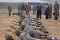 北朝鮮の非公開の場所で訓練を行う朝鮮人民軍の訓練を視察する金正恩（キム・ジョンウン）朝鮮労働党総書記と娘のジュエさん。朝鮮中央通信（KCNA）提供（2024年3月15日撮影、同16日公開）。(c)AFP PHOTO/KCNA VIA KNS