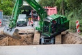 不発弾が埋まっていた独ケルンの現場近くで行われる掘削作業（2015年5月27日撮影）。(c)AFP/DPA/ROLF VENNENBERND