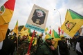 イラクの首都バグダッドで、イラン革命防衛隊のガセム・ソレイマニ司令官と人民動員隊のアブ・マフディ・ムハンディス副司令官の葬列に加わった、人民動員隊や親イラン派武装組織「神の党旅団（カタイブ・ヒズボラ）」の支持者ら（2020年1月4日撮影）。(c)AFP/Ahmad AL-RUBAYE