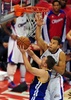 13-14NBAプレーオフ1回戦（7回戦制）、ロサンゼルス・クリッパーズ（Los Angeles Clippers）対ゴールデンステイト・ウォリアーズ（Golden State Warriors）第7戦。ゴールデンステイト・ウォリアーズのデビッド・リー（David Lee、手前）のシュートをブロックするロサンゼルス・クリッパーズのブレイク・グリフィン（Blake Griffin、2014年5月3日撮影）。(c)AFP/Frederic J. BROWN