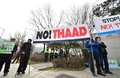 韓国ソウルの外務省前で、米軍の最新鋭迎撃システム「高高度防衛ミサイル（THAAD、サード）」配備に反対する人々（2015年3月17日撮影、資料写真）。(c)AFP/JUNG YEON-JE