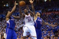 13-14NBAプレーオフ・ウエスタンカンファレンス準決勝（7回戦制）、オクラホマシティ・サンダー（Oklahoma City Thunder）対ロサンゼルス・クリッパーズ（Los Angeles Clippers）第2戦。ロサンゼルス・クリッパーズのデアンドレ・ジョーダン（DeAndre Jordan、左）とマット・バーンズ（Matt Barnes、右）に挟まれながらシュートを狙うオクラホマシティ・サンダーのケビン・デュラント（Kevin Duran、2014年5月7日撮影）。(c)AFP/Getty Images/Ronald Martinez