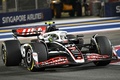 24F1第18戦シンガポールGP決勝。レースに臨むハースのニコ・ヒュルケンベルグ（2024年9月22日撮影）。(c)MOHD RASFAN/AFP