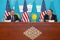 カザフスタンの首都ヌルスルタンで記者会見に臨む、同国のムフタール・ティレウベルディ外相（左）と米国のマイク・ポンペオ国務長官（2020年2月2日撮影）。(c)KEVIN LAMARQUE / POOL / AFP