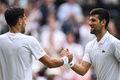 テニス、ウィンブルドン選手権、男子シングルス1回戦。試合後にペドロ・カチン（左）と握手を交わすノバク・ジョコビッチ（2023年7月3日撮影）。(c)Daniel LEAL / AFP