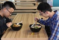 「冷やし麻辣燙」を食べる学生（2019年4月11日撮影）。(c)CNS/周毅