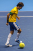 男子テニスのロジャー・フェデラー（Roger Federer、スイス）とトミー・ハース（Tommy Haas、ドイツ）が9日、ブラジル・サンパウロ（Sao Paulo）州のイビラプエラ体育館（Ibirapuera Gymnasium）でエキシビションマッチを行った。

両選手はサッカーブラジル代表のユニフォームを着用してプレーを披露した。

大きなテニスボールを足でコントロールするロジャー・フェデラー（2012年12月9日撮影）。(c)AFP/Yasuyoshi CHIBA