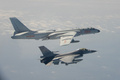 台湾海峡の中間線を越えて台湾側に入った中国軍のH6爆撃機（上）のそばを飛行する台湾のF16戦闘機。台湾国防部提供（2020年2月10日撮影・公開、資料写真）。(c)AFP PHOTO / Taiwan&apos;s Defence Ministry