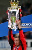 英リバプール（Liverpool）のグディソン・パーク（Goodison Park）で行われた2002-03イングランド・プレミアリーグ（Premier League）、エバートン（Everton）対マンチェスター・ユナイテッド（Manchester United）。エバートンを下してリーグ優勝を決め、優勝杯を掲げるマンチェスター・ユナイテッドのデビッド・ベッカム（David Beckham、2003年5月11日撮影）。(c)AFP/Robin PARKER