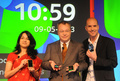 インド・ニューデリー（New Delhi）で、低価格スマートフォン「アシャ501（Asha 501）」を披露するフィンランド携帯大手ノキア（Nokia）のスティーブン・イーロップ（Stephen Elop）最高経営責任者（中央、2013年5月9日撮影）。(c)AFP/RAVEENDRAN