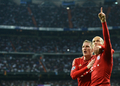 サッカー欧州チャンピオンズリーグ2011-12（UEFA Champions League 2011-12）は25日、準決勝第2戦が行われ、バイエルン・ミュンヘン（Bayern Munich）が2試合合計スコアを3-3として迎えたペナルティーキック（PK）戦でレアル・マドリード（Real Madrid）に3-1で勝利し、決勝進出を決めた。

前半27分にペナルティーキック（PK）で得点を挙げ、バスティアン･シュバインシュタイガー（Bastian Schweinsteiger、左）と喜ぶバイエルン・ミュンヘンのアリエン・ロッベン（Arjen Robben、2012年4月25日撮影）。(c)AFP/CHRISTOF STACHE