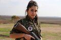 トルコ国境に近いシリアの町カタニヤで、ISと戦うシリア語系キリスト教徒の女性民兵組織、「二つの川の間の土地を守る女性防衛部隊」の訓練キャンプに参加するメンバーのオルミアさん（2015年12月1日撮影）。(c)AFP/DELIL SOULEIMAN